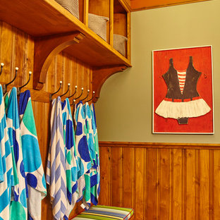 Esempio di una grande cabina armadio unisex american style con ante con bugna sagomata, ante in legno scuro e pavimento in gres porcellanato