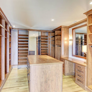 Idee per una grande cabina armadio unisex american style con ante in stile shaker, ante in legno chiaro, parquet chiaro e pavimento beige