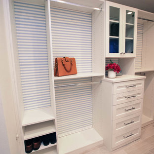 Exempel på ett litet modernt walk-in-closet för könsneutrala, med öppna hyllor, skåp i ljust trä och klinkergolv i porslin