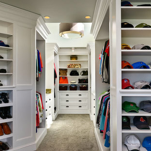 Bild på ett stort maritimt walk-in-closet för könsneutrala, med öppna hyllor, vita skåp och heltäckningsmatta