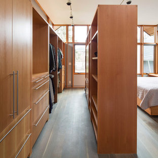 Idéer för att renovera ett funkis walk-in-closet, med släta luckor, skåp i mellenmörkt trä, mörkt trägolv och brunt golv