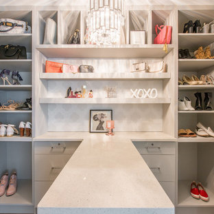Kleiner Klassischer Begehbarer Kleiderschrank mit flächenbündigen Schrankfronten, grauen Schränken, Vinylboden und grauem Boden in Edmonton