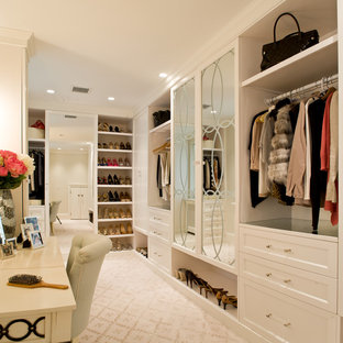 Modelo de vestidor unisex, clásico renovado, grande, con armarios con paneles empotrados, puertas de armario blancas, moqueta y suelo beige