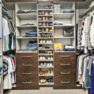 Modelo de armario y vestidor unisex, vintage, de tamaño medio, con armarios con paneles lisos, puertas de armario de madera en tonos medios, suelo de baldosas de cerámica y suelo gris