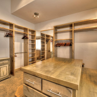 Idee per una grande cabina armadio unisex stile rurale con ante in legno chiaro e moquette