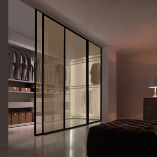 Foto de armario vestidor unisex, minimalista, de tamaño medio, con armarios con paneles lisos, puertas de armario grises y suelo de linóleo