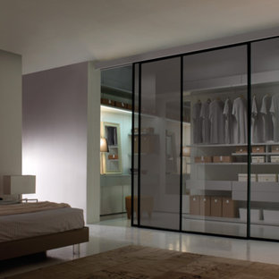 Idéer för ett mellanstort modernt walk-in-closet för könsneutrala, med släta luckor, grå skåp och linoleumgolv