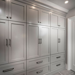 Imagen de armario y vestidor abovedado y unisex, minimalista, grande, con suelo de baldosas de porcelana y suelo gris