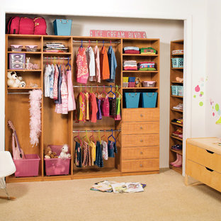 Esempio di un armadio o armadio a muro per donna chic di medie dimensioni con ante a persiana, ante in legno chiaro e moquette