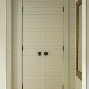 Immagine di armadi e cabine armadio country con parquet chiaro