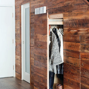 EIngebautes, Neutrales Modernes Ankleidezimmer mit flächenbündigen Schrankfronten, dunklen Holzschränken und dunklem Holzboden in Vancouver
