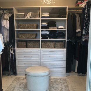 Ejemplo de armario vestidor unisex, contemporáneo, de tamaño medio, con suelo de mármol y suelo blanco