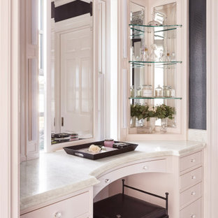 Ispirazione per un armadio incassato stile shabby di medie dimensioni