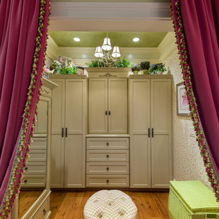 Idées déco pour un dressing et rangement éclectique.