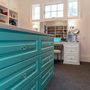 Foto di un'ampia cabina armadio unisex tradizionale con ante a filo, ante blu, moquette e pavimento grigio