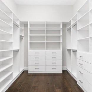 Großer Klassischer Begehbarer Kleiderschrank mit offenen Schränken, weißen Schränken, dunklem Holzboden und braunem Boden in Orlando