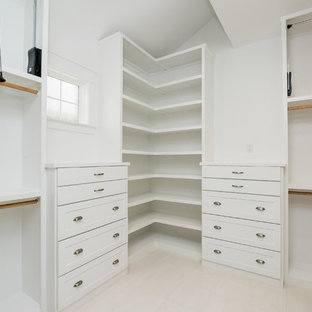 Modelo de vestidor unisex, de estilo de casa de campo, de tamaño medio, con armarios estilo shaker, puertas de armario blancas, suelo de baldosas de cerámica y suelo blanco