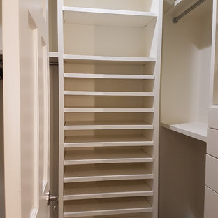Imagen de armario vestidor de mujer, asiático, grande, con armarios con paneles lisos, puertas de armario blancas, suelo de baldosas de porcelana y suelo gris