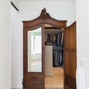 Diseño de armario vestidor unisex, minimalista, con suelo de travertino