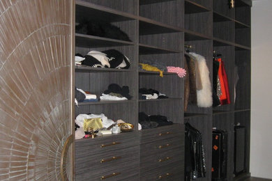 Imagen de armario vestidor unisex contemporáneo extra grande con puertas de armario de madera en tonos medios, armarios abiertos, suelo de madera oscura y suelo marrón