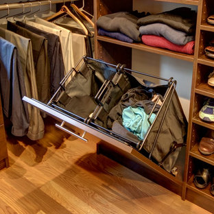 Bild på ett stort vintage walk-in-closet för könsneutrala, med släta luckor, skåp i mörkt trä, mellanmörkt trägolv och brunt golv