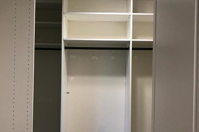 Foto de armario vestidor unisex clásico grande con armarios con paneles con relieve y puertas de armario blancas