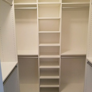Idéer för att renovera ett litet amerikanskt walk-in-closet, med släta luckor, vita skåp, heltäckningsmatta och brunt golv