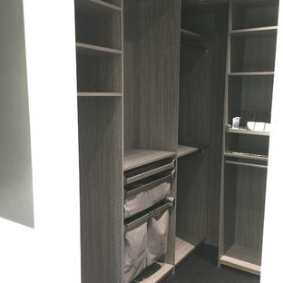 Modelo de armario vestidor unisex, contemporáneo, grande, con armarios con paneles lisos, puertas de armario blancas, suelo de travertino y suelo beige
