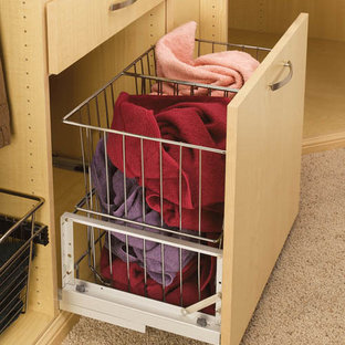 Imagen de armario vestidor unisex, moderno, con armarios con paneles lisos, puertas de armario de madera clara, moqueta y suelo beige