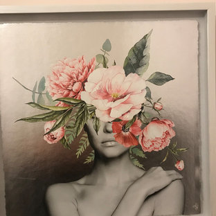 Modelo de vestidor de mujer, romántico, de tamaño medio, con armarios con paneles lisos, puertas de armario blancas, suelo de madera oscura y suelo marrón