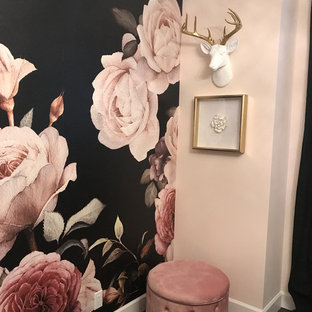 Imagen de vestidor de mujer, romántico, de tamaño medio, con armarios con paneles lisos, puertas de armario blancas, suelo de madera oscura y suelo marrón