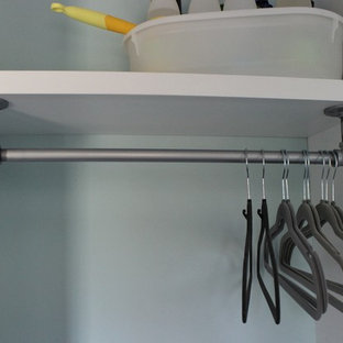 Idee per armadi e cabine armadio industriali con ante in stile shaker, ante bianche e pavimento in travertino