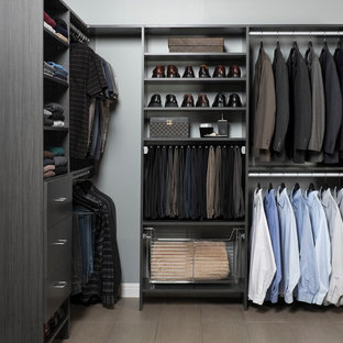 Idéer för att renovera ett mellanstort funkis walk-in-closet för män, med släta luckor och skåp i mörkt trä