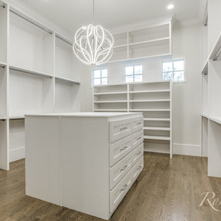 Ispirazione per una grande cabina armadio mediterranea con ante in stile shaker, ante bianche, pavimento in legno massello medio e pavimento marrone