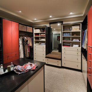 Idées déco pour un dressing et rangement contemporain avec des portes de placard rouges.