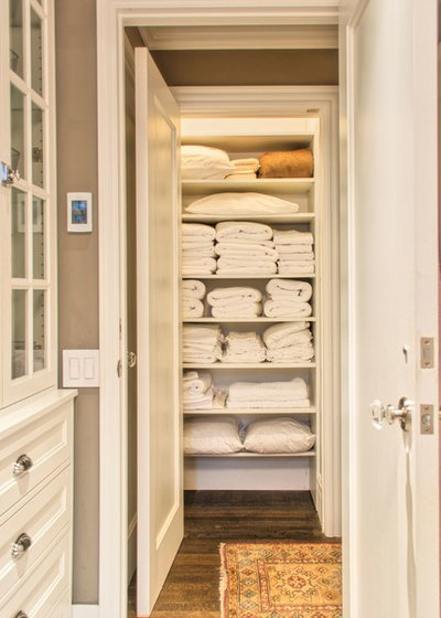 Traditional Closet by CLOSET ENGINEERS