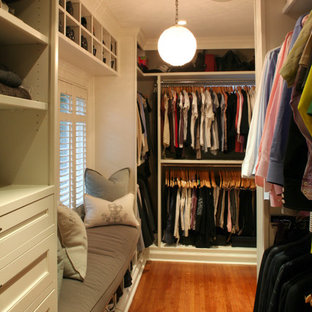 Diseño de armario vestidor unisex, tradicional renovado, grande, con armarios con paneles empotrados, puertas de armario blancas y suelo de madera en tonos medios