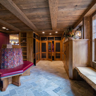 Großer, Neutraler Uriger Begehbarer Kleiderschrank mit Schrankfronten im Shaker-Stil, hellbraunen Holzschränken, Schieferboden und grauem Boden in Boston