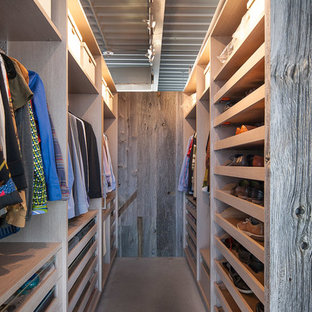Esempio di una cabina armadio unisex industriale di medie dimensioni con nessun'anta e ante in legno chiaro