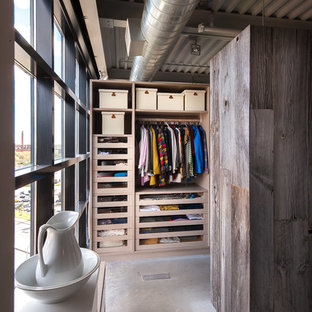 Inspiration för mellanstora industriella walk-in-closets för könsneutrala, med öppna hyllor och skåp i ljust trä