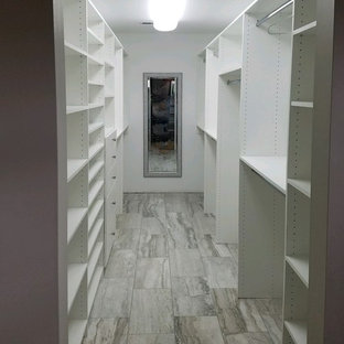 Mittelgroßer, Neutraler Klassischer Begehbarer Kleiderschrank mit flächenbündigen Schrankfronten, weißen Schränken und hellem Holzboden in Indianapolis