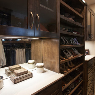 Mittelgroßer, Neutraler Klassischer Begehbarer Kleiderschrank mit Schrankfronten im Shaker-Stil, dunklen Holzschränken und Kalkstein in Dallas