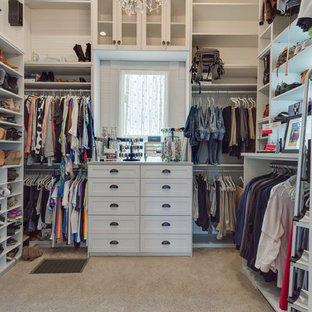 Idee per una cabina armadio unisex vittoriana di medie dimensioni con ante in stile shaker, ante bianche, moquette e pavimento bianco