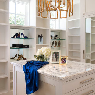 Esempio di una cabina armadio per donna mediterranea di medie dimensioni con ante con riquadro incassato, ante bianche, parquet chiaro e pavimento beige