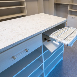 Inspiration för ett stort vintage walk-in-closet för kvinnor, med släta luckor, skåp i ljust trä, heltäckningsmatta och beiget golv