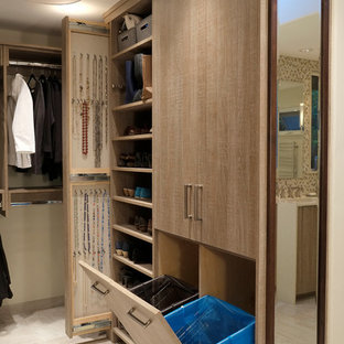 Foto di una grande cabina armadio contemporanea con ante lisce, ante in legno chiaro e pavimento in gres porcellanato