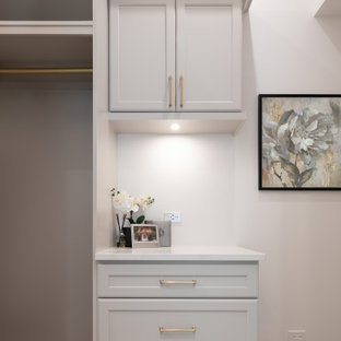 Foto de armario vestidor unisex, clásico, de tamaño medio, con armarios estilo shaker, puertas de armario grises, moqueta y suelo gris