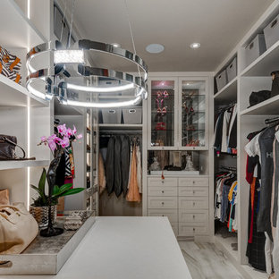 Esempio di una cabina armadio per donna contemporanea con ante in stile shaker, ante bianche, pavimento con piastrelle in ceramica e pavimento multicolore