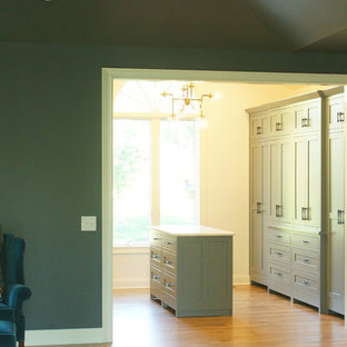 Immagine di un ampio spazio per vestirsi per donna design con ante in stile shaker, ante grigie e parquet chiaro