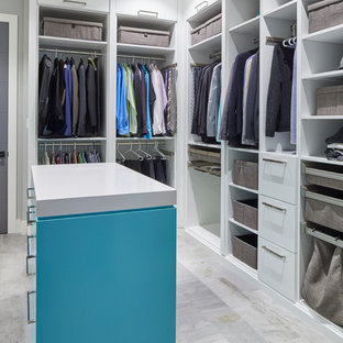 Modelo de armario vestidor de hombre, moderno, con puertas de armario azules y suelo gris